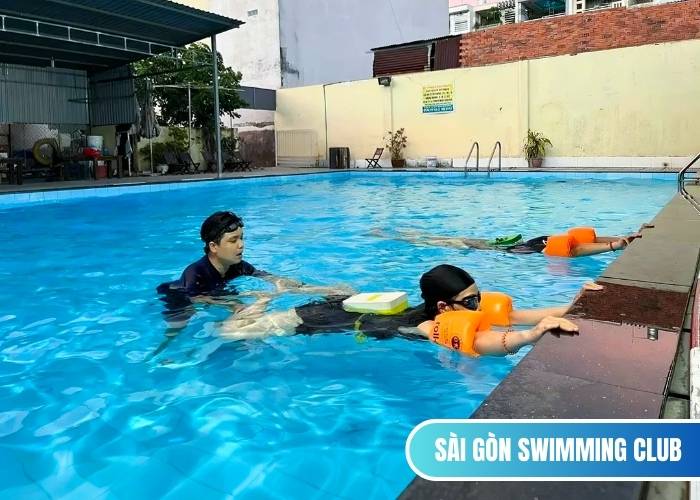 Lớp dạy bơi tại nhà giúp học viên tự tin nổi và đạp chân đúng kỹ thuật