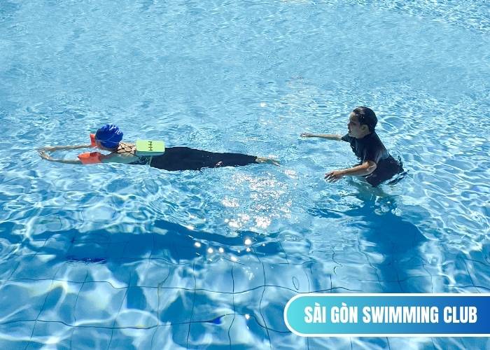 Hình ảnh học viên tự tin bơi những mét đầu tiên sau khi học bơi tại nhà theo chương trình kèm 1:1