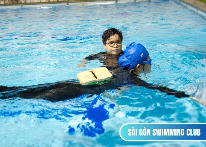 HLV tận tình dạy bơi tại nhà, hỗ trợ học viên tập động tác bơi tay đúng kỹ thuật