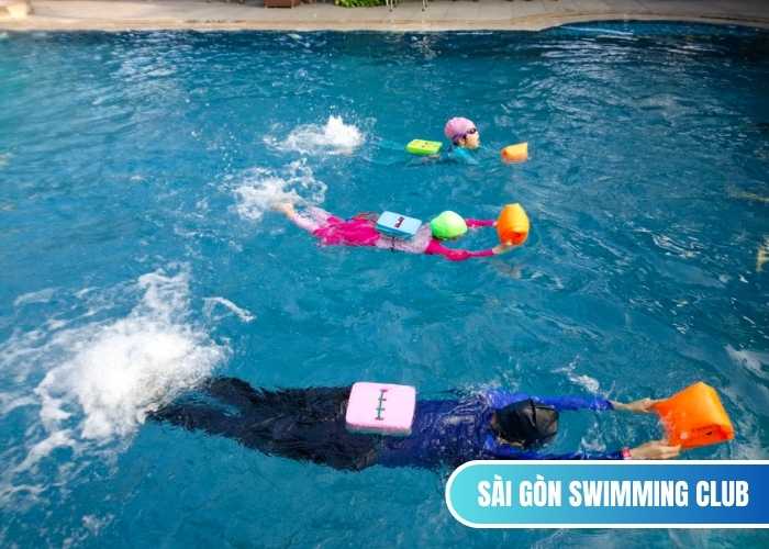 Giáo viên Sài Gòn Swimming Club luôn trực tiếp xuống nước để hướng dẫn và tạo sự an tâm cho học viên