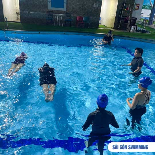 Lớp học bơi nhóm đang được huấn luyện viên quan sát các động tác trong buổi dạy bơi quận 1
