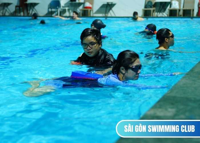 Học viên tự tin thực hiện động tác bơi trong buổi học bơi quận 3